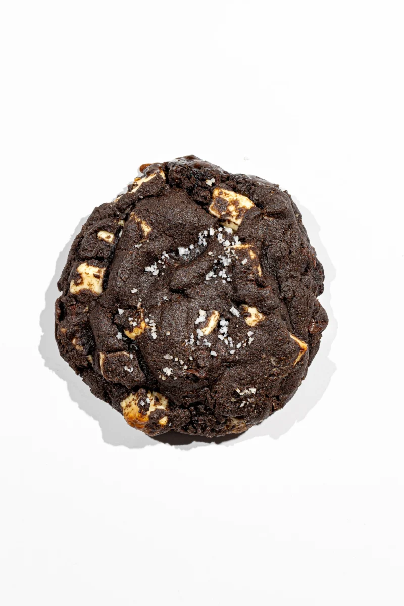 ola-cookies-de-chocolate-negro-com-recheio-de-caramelo-salgado