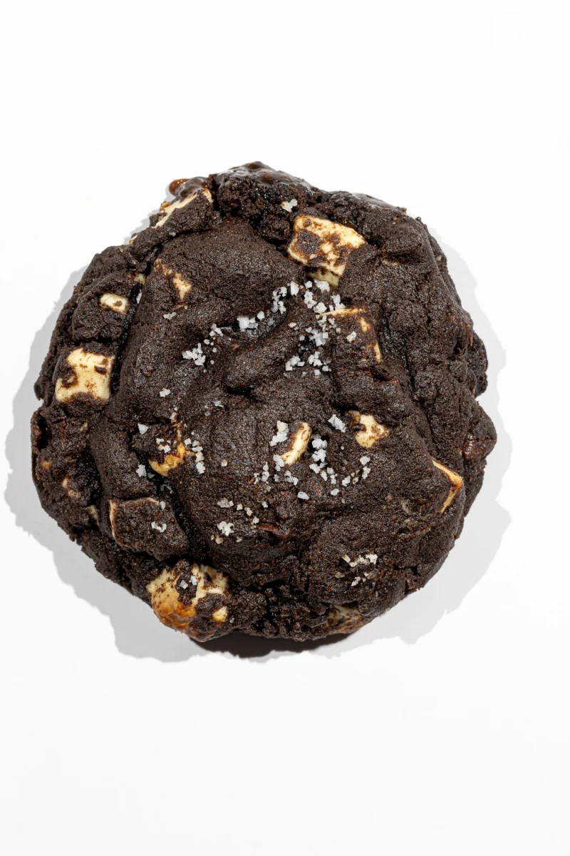 ola-cookies-de-chocolate-negro-com-recheio-de-caramelo-salgado
